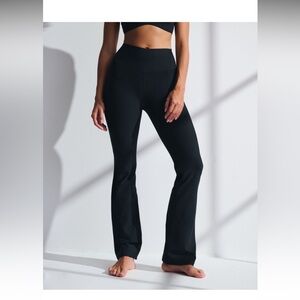 Women's
YPB sculptLUX Flare Legging Abercrombie